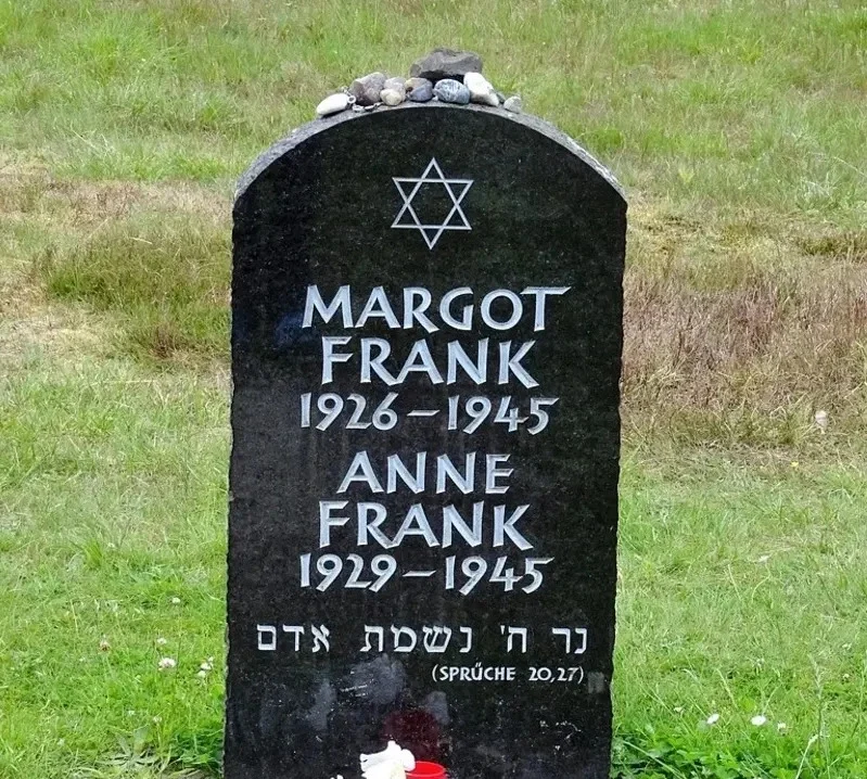 Grabmal von Anne Frank auf dem Gelände des ehemaligen Konzentrationslagers Bergen-Belsen