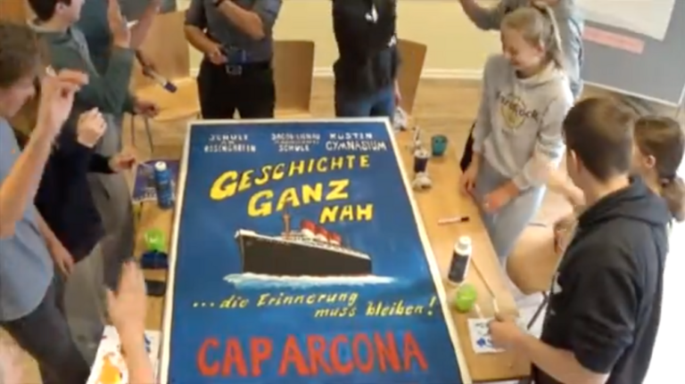 Schülerinnen und Schülern erstellen das Plakat zum Cap-Arcona-Projekt »Der Untergang der Cap Arcona - Geschichte ganz nah«