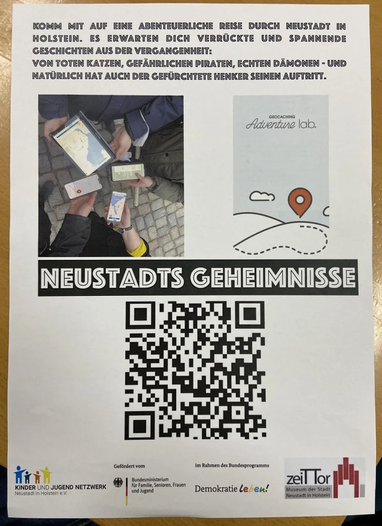 Plakat mit Informationen zum Geoaching-Projekt »Neustadts Geheimnisse« – abgebildet: Smartphones mit Geocaching-Maps, Logo der Geocaching-App Adventure Land und unten ein QR-Code. Im Fuß die Förderlogos.